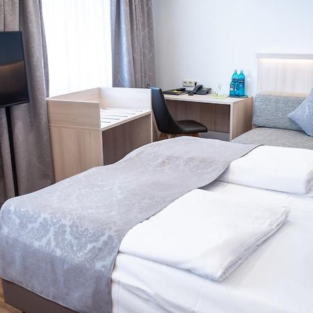 Hotel-Gasthof Weisses Ross Schwaig bei Nürnberg Eksteriør bilde