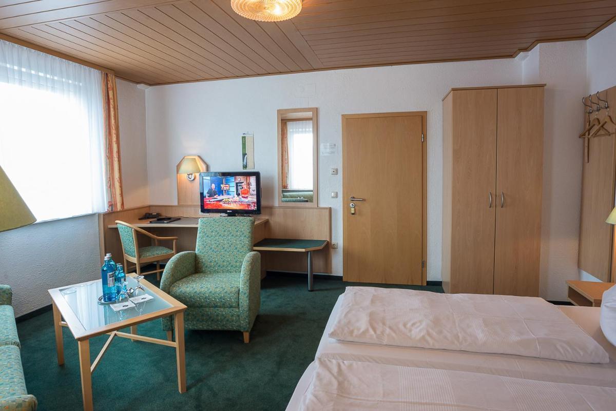 Hotel-Gasthof Weisses Ross Schwaig bei Nürnberg Eksteriør bilde