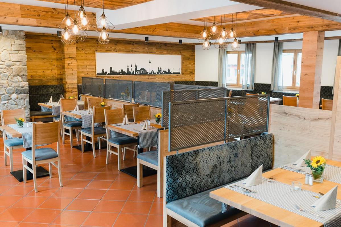 Hotel-Gasthof Weisses Ross Schwaig bei Nürnberg Eksteriør bilde