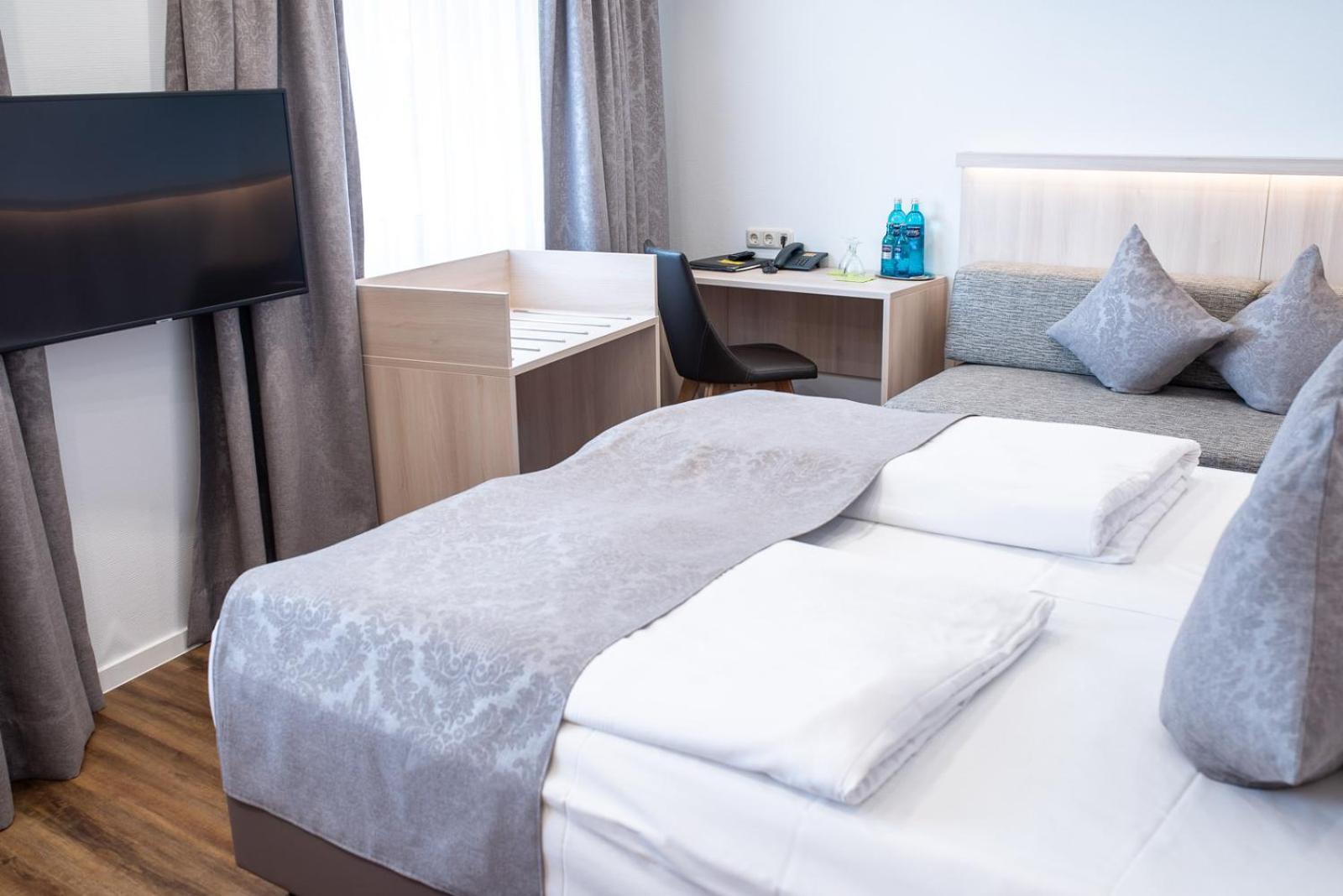 Hotel-Gasthof Weisses Ross Schwaig bei Nürnberg Eksteriør bilde