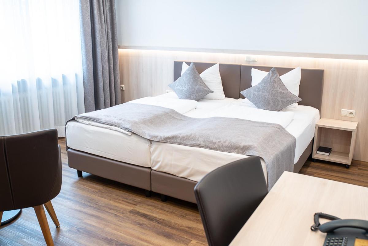 Hotel-Gasthof Weisses Ross Schwaig bei Nürnberg Eksteriør bilde