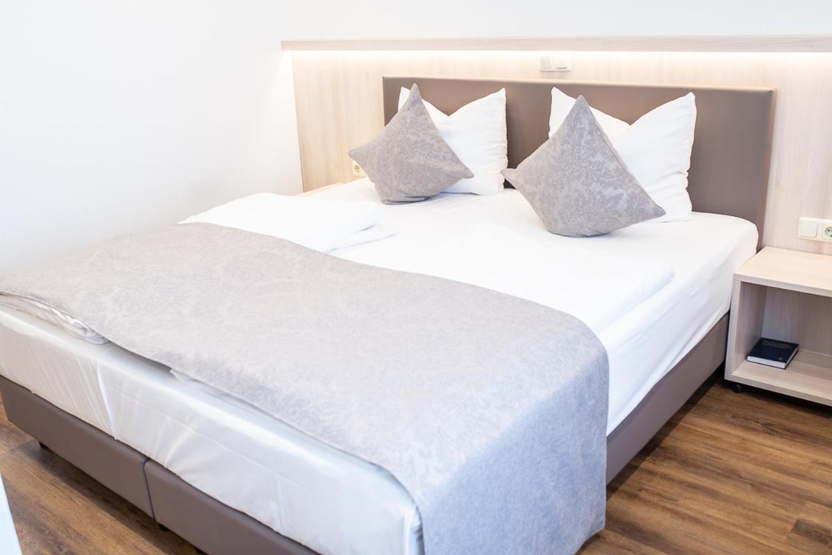 Hotel-Gasthof Weisses Ross Schwaig bei Nürnberg Eksteriør bilde