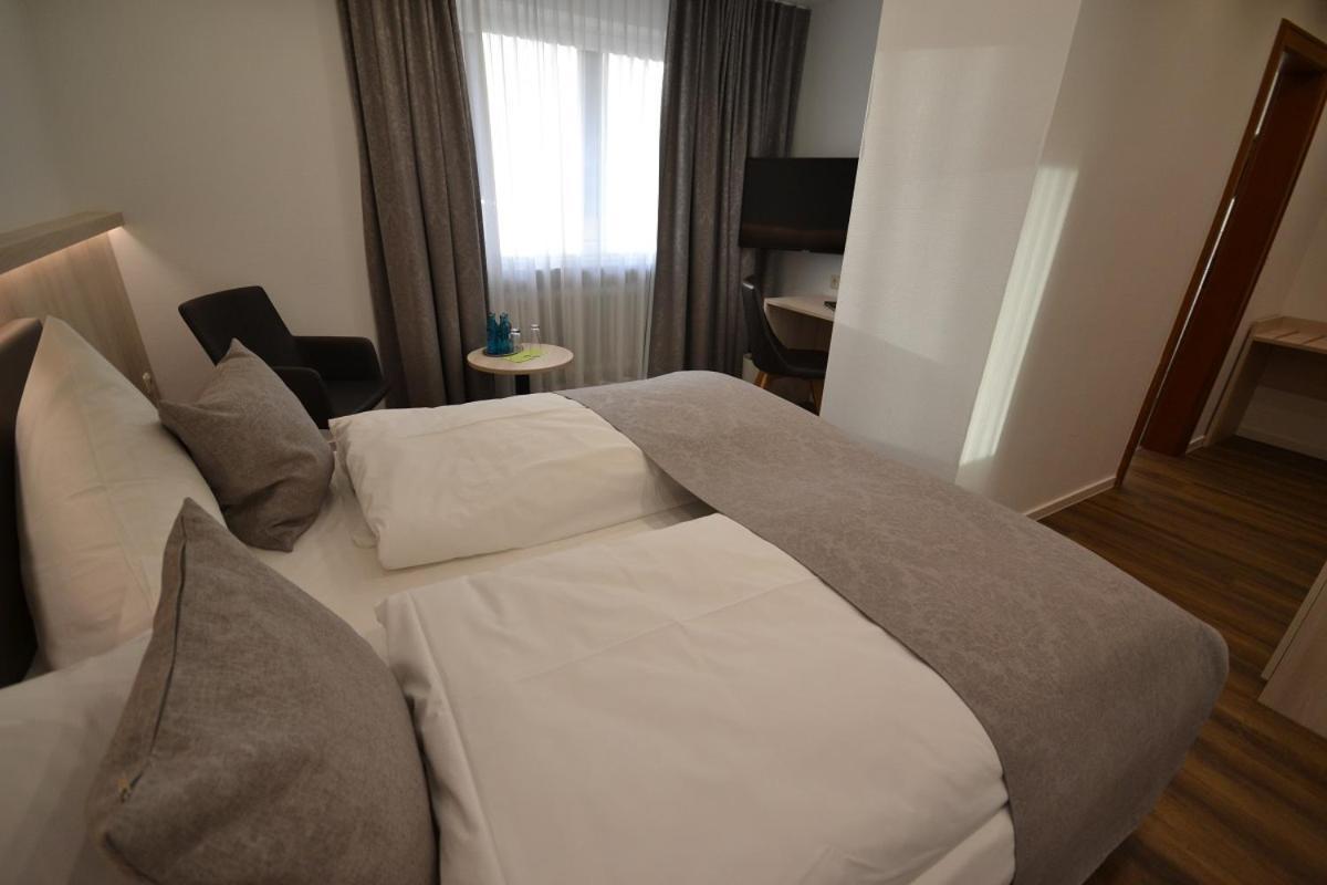 Hotel-Gasthof Weisses Ross Schwaig bei Nürnberg Eksteriør bilde