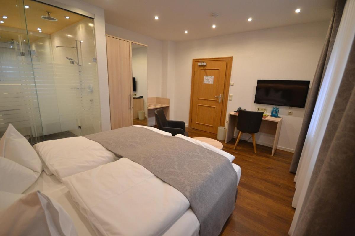 Hotel-Gasthof Weisses Ross Schwaig bei Nürnberg Eksteriør bilde